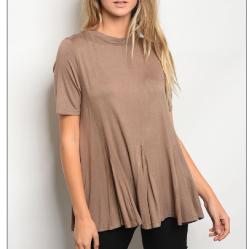 Mocha jersey top w/ a crew neckline & swing hem. CUTE! Last one